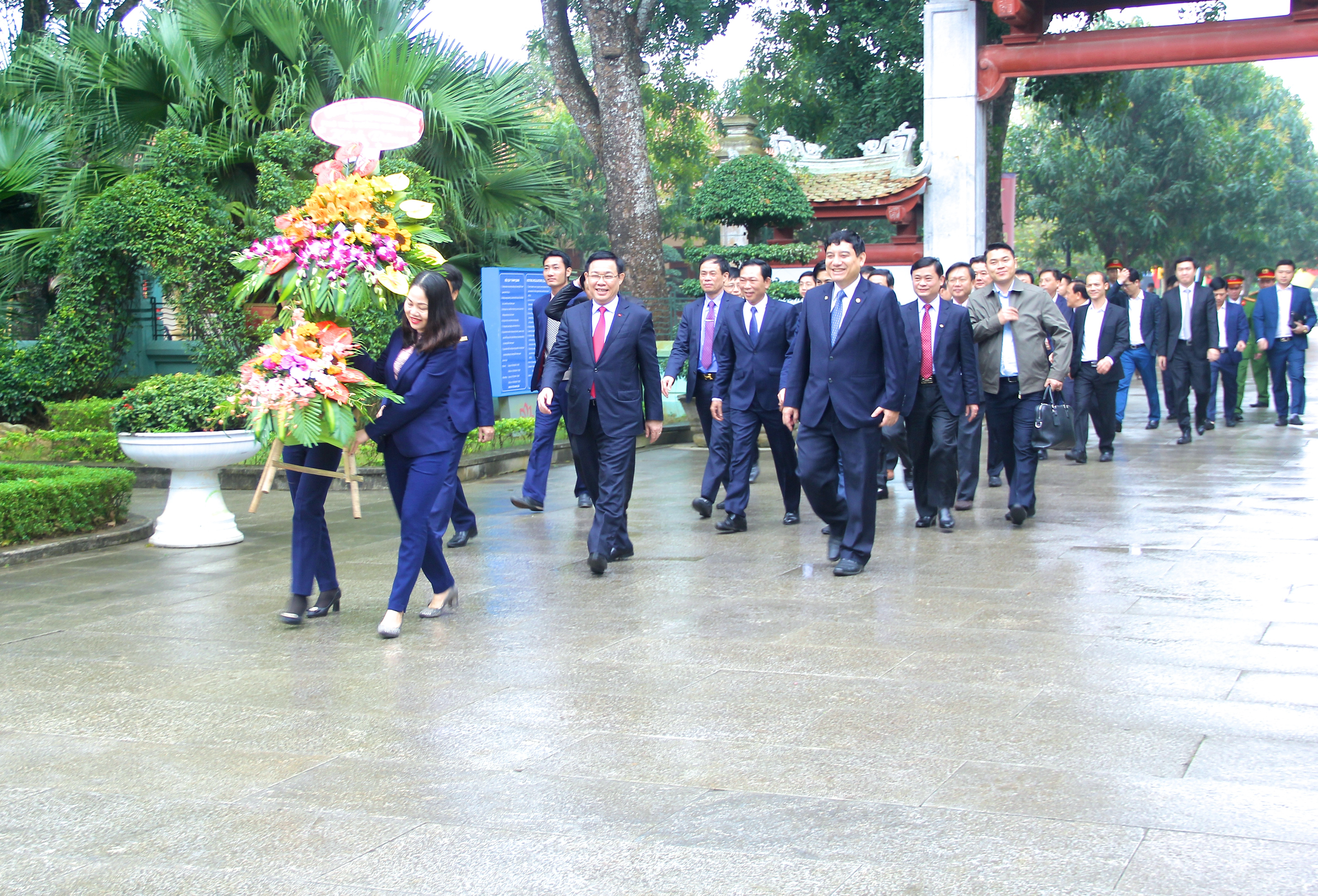 Phó Thủ tướng Vương Đình Huệ cùng đoàn lãnh đạo dâng hoa tại Khu di tích Kim Liên. Ảnh: Mỹ Nga. 