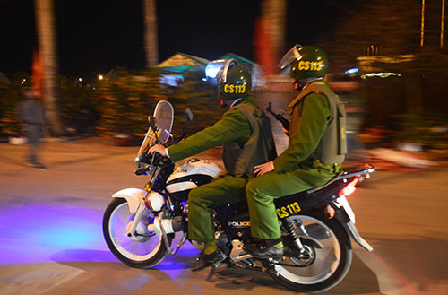 Các chiến sỹ Cảnh sát 113 tuần tra trên đường để đảm bảo cho người dân đón Tết trong an toàn.