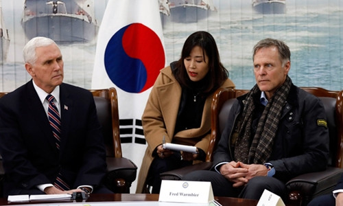  Phó Tổng thống Mỹ Mike Pence (trái) và Fred Warmbier, bố của Otto, tại Hàn Quốc. Ảnh: Woohae Cho.