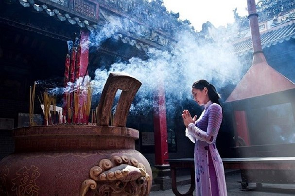 Việc thắp hương là một hành vi thể hiện nét văn hóa trong ứng xử nơi cửa Phật. Khi dâng hương tại chùa, để tránh gây ảnh hưởng đến các tượng Phật, cũng như pháp khí của chùa, bạn nên thắp hương tại đỉnh hương lớn đặt ở bên ngoài. Chúng ta chỉ cần thắp 1 nén hương - tâm hương, thể hiện lòng thành là đủ, tránh đốt quá nhiều hương vào một chỗ.