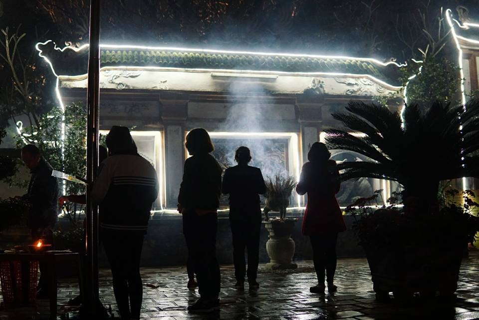 Lên đền, chùa đầu năm cũng là thói quen của khá nhiều người Vinh. Ảnh chụp tại đền Hồng Sơn sáng ngày mồng Một Tết. Ảnh: Lê Thắng