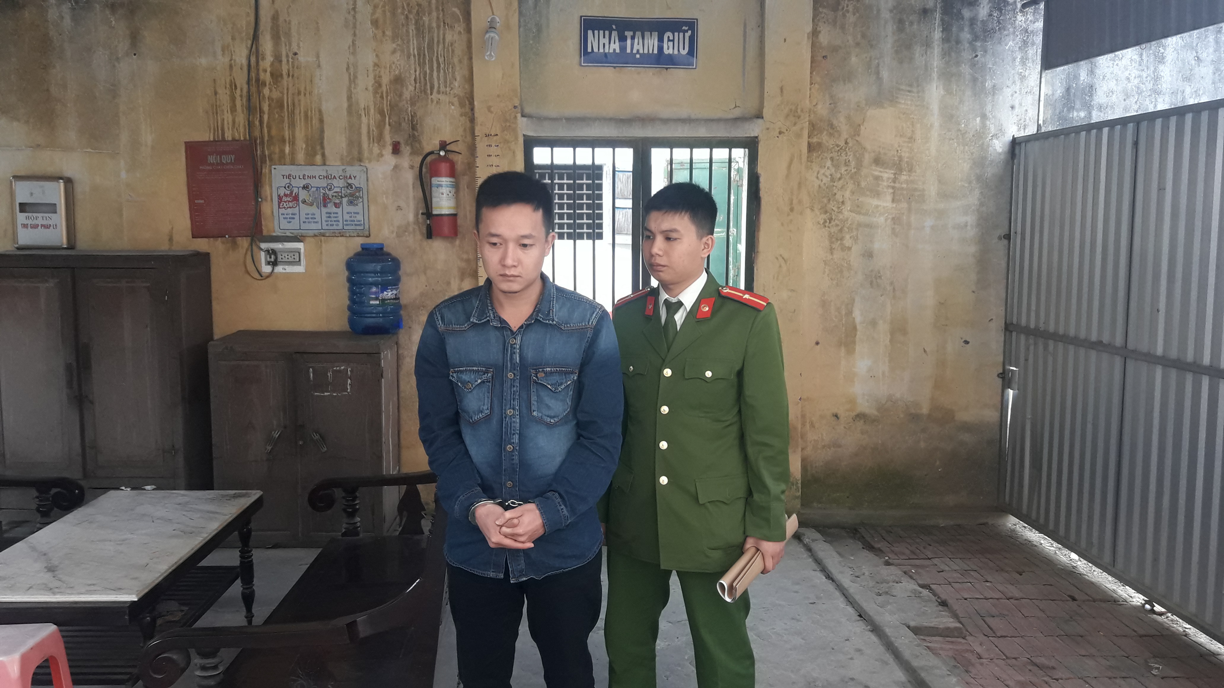 Đối tượng Nguyễn Công Hùng bị tạm giam tại Công an Quỳ Hợp. Ảnh: Phan Giang