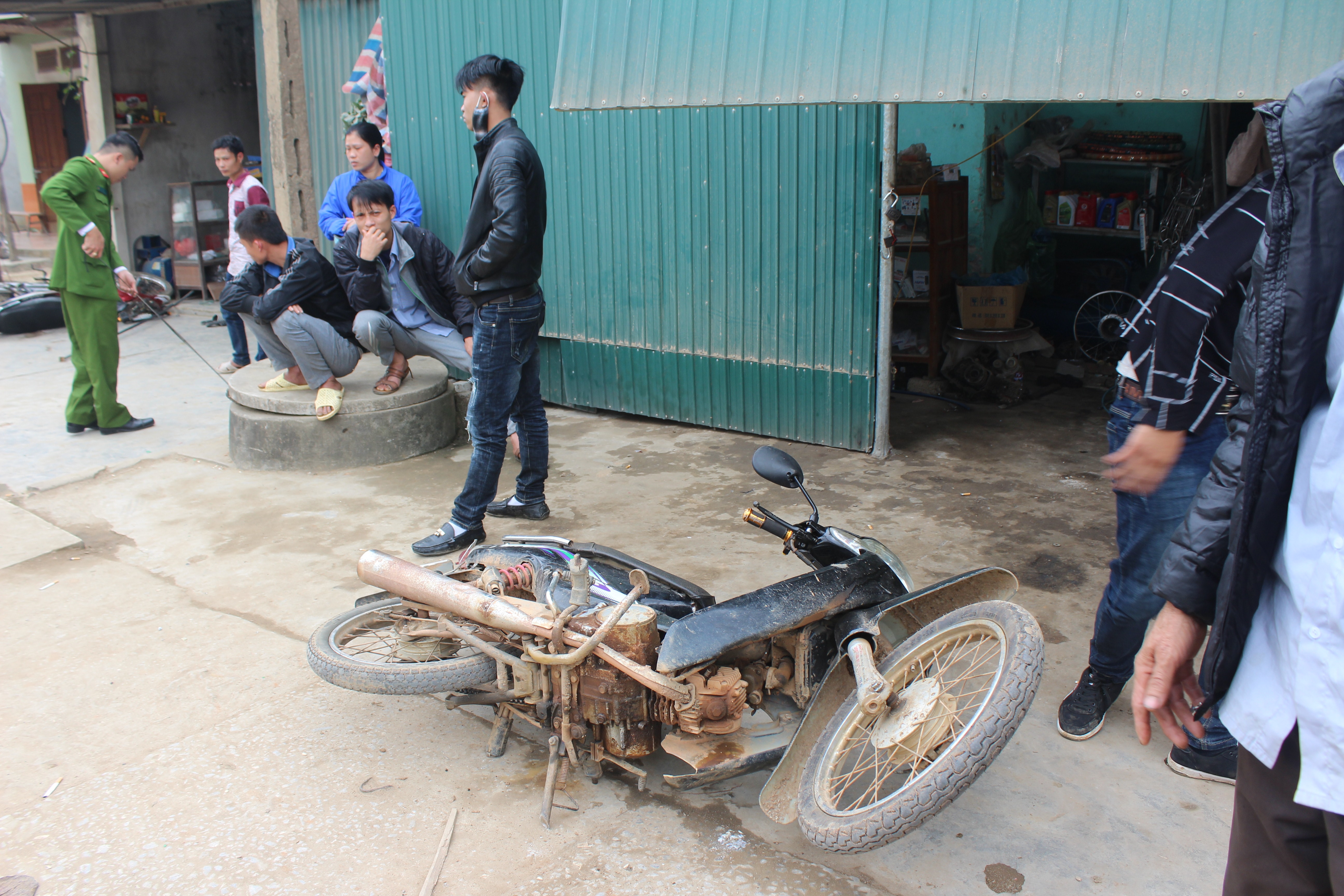 Một trong 3 nạn nhân đi xe máy đã tử vong. Ảnh: Quốc Khánh