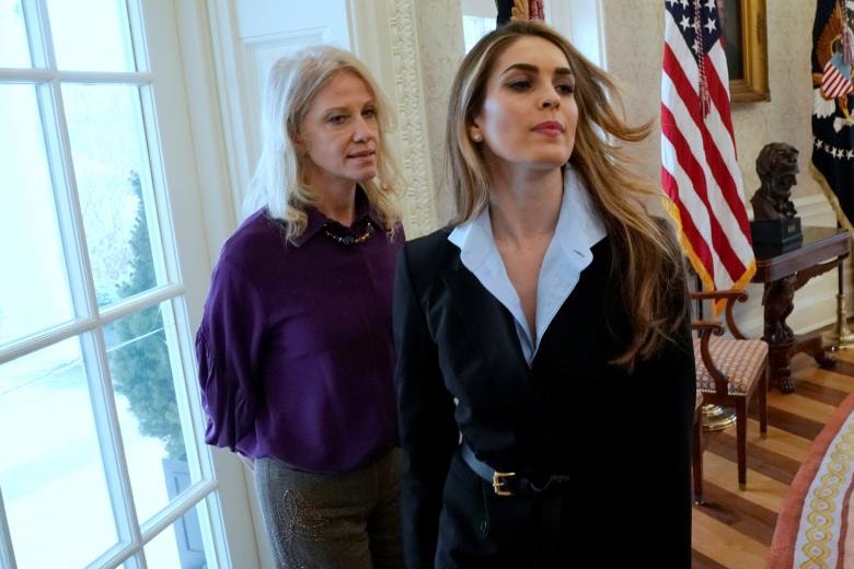 Giám đốc Truyền thông Nhà Trắng Hope Hicks (C) rời khỏi nhà cô và cố vấn của Nhà Trắng Kellyanne Conway đứng bên lề trong khi Tổng thống Donald Trump nói chuyện với các phóng viên tại Phòng bầu dục tại Nhà Trắng ở Washington