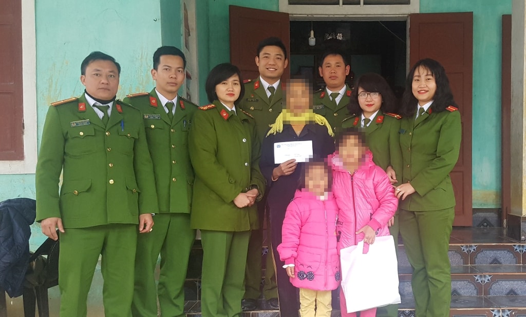 Cán bộ Trại tạm Công an tỉnh Nghệ An về tận địa phương thăm, tặng quà động viên mẹ và 2 con gái của tử tù Phan Văn Tuấn. Ảnh: H.T