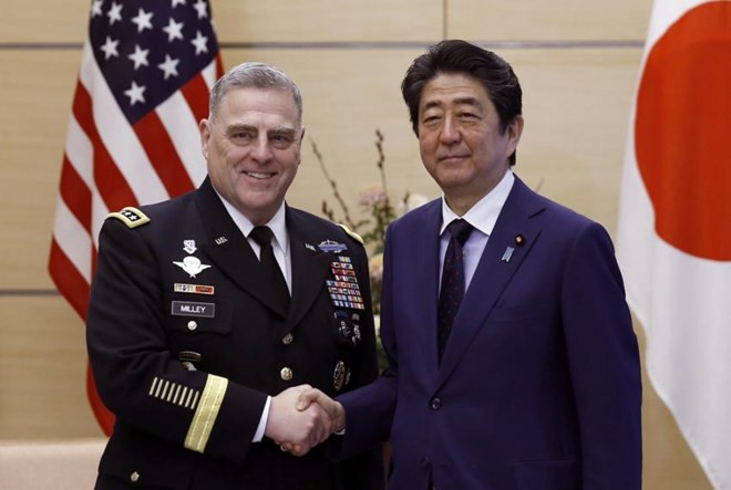 Thủ tướng Nhật Bản Shinzo Abe và Tham mưu trưởng lục quân Mỹ, Tướng Mark Milley. Nguồn: AP