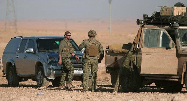 Binh sĩ Mỹ cùng phương tiện quân sự có mặt ở TP Raqqa, miền Bắc Syria. Ảnh: REUTERS