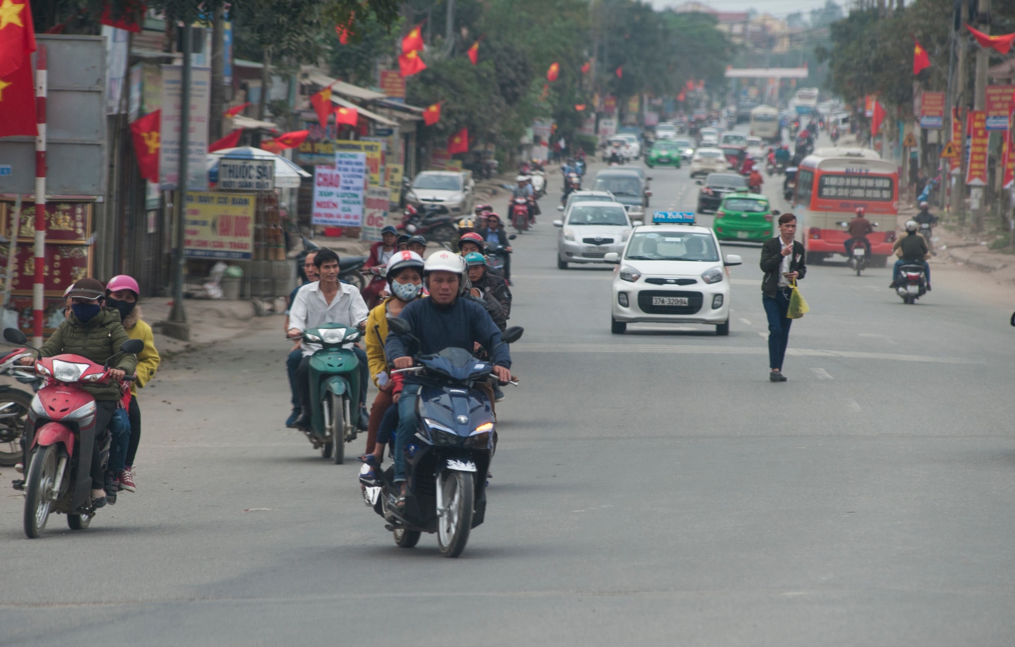 Vào dịp tết nguyên đán, nhà nhà đổ ra đường đi du xuân, lưu lượng người tham gia giao thông tăng đột biến khiến nguy cơ xảy ra tai nạn giao thông tăng cao.