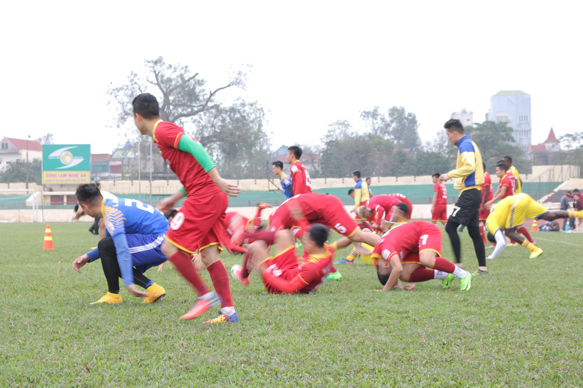 Buổi tập của SLNA diễn ra hưng phấn với nhiều giáo án lạ của BHL SLNA đưa ra. Vào ngày 24/2 tới, thầy trò HLV Nguyễn Đức Thắng sẽ có trận đấu khai xuân gặp Quảng Nam tranh Siêu Cúp QG trên SVĐ Hàng Đẫy./.