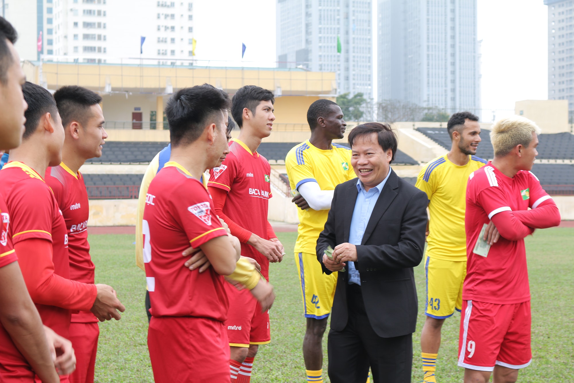 Chưa hết, cũng giống như năm trước, Hiệu trưởng trường Đại học Vinh, GS.TS Đinh Xuân Khoa tiếp tục 