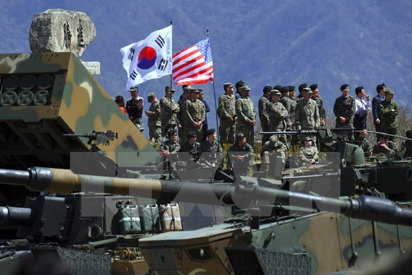Binh sỹ Hàn Quốc và Mỹ trong cuộc tập trận chung tại Pocheon, cách thủ đô Seoul của Hàn Quốc 65km về phía Đông Bắc, ngày 26-4. (Nguồn: AFP/TTXVN)