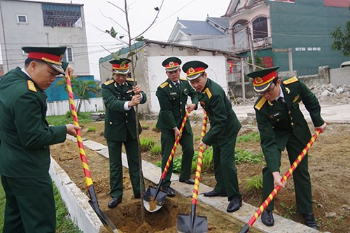 Cán bộ, chiến sỹ LLVT tỉnh trồng cây đầu năm. Ảnh: Hoàng Long