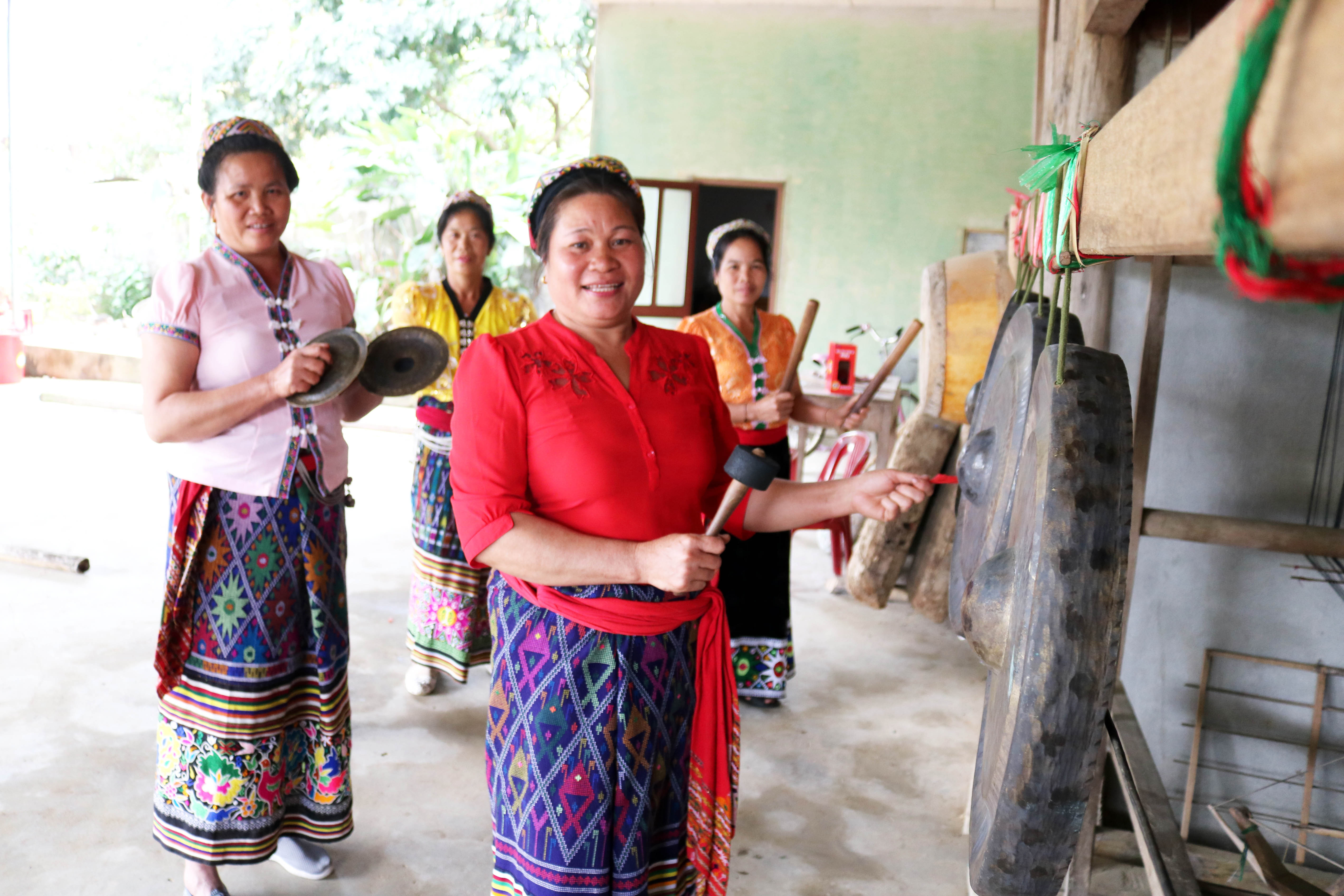 4.    Mọi người bước vào hội chiêng một cách say mê. Điều điều đặc biệt là các chị em phụ nữ ở vùng tái định cư đều sử dụng thạo chiêng trống và các dụng cụ đi kèm. Ảnh: Huy Thư