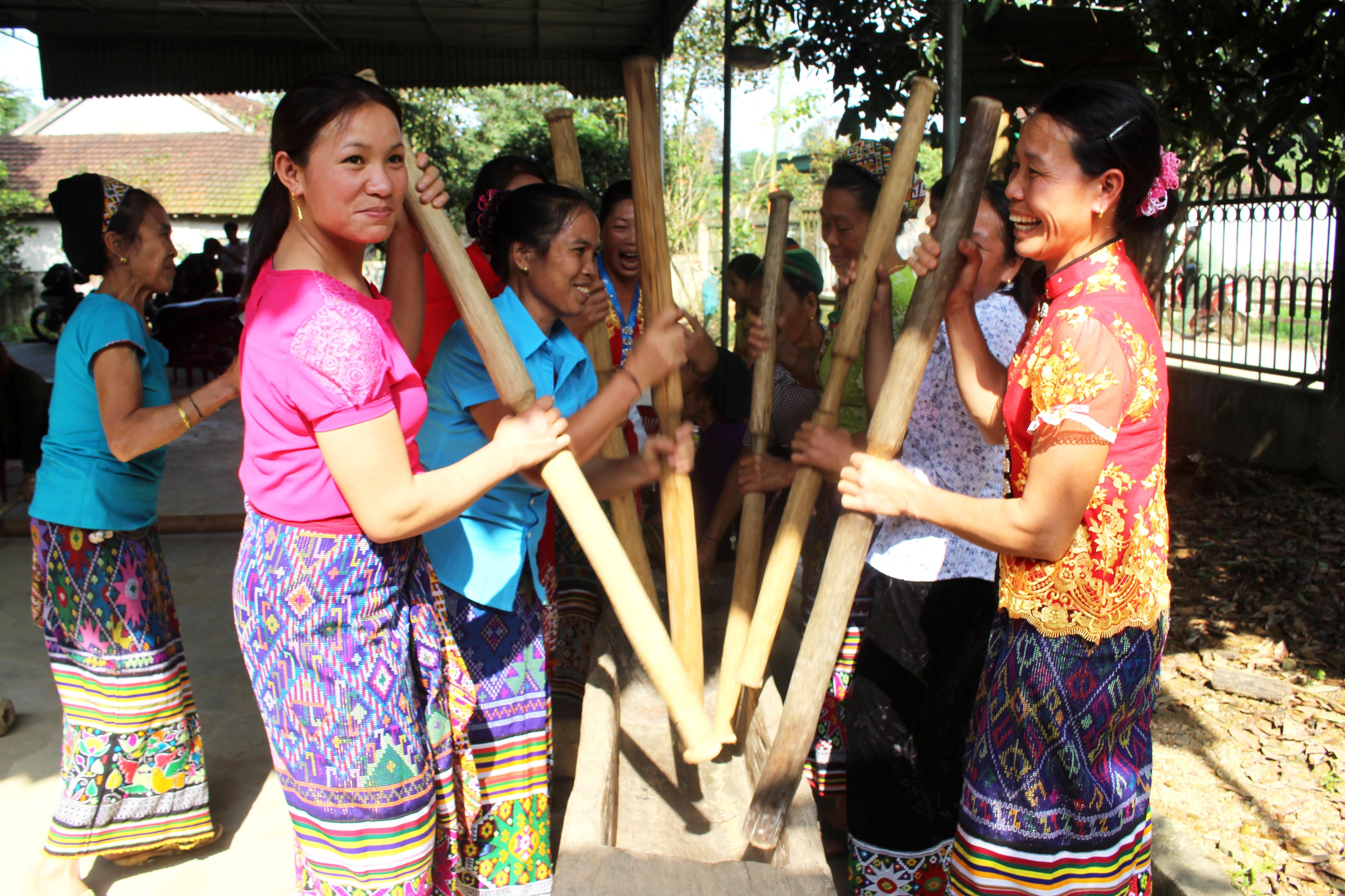 7.    Cùng với nhảy sạp là nhộn nhịp khắc luống. Thường thì sau một hồi chiêng trống, mọi người lại “đổi ca” để chuyển sang nhảy sạp hay khắc luống để cảm xúc luôn hứng khởi. Ảnh: Huy Thư