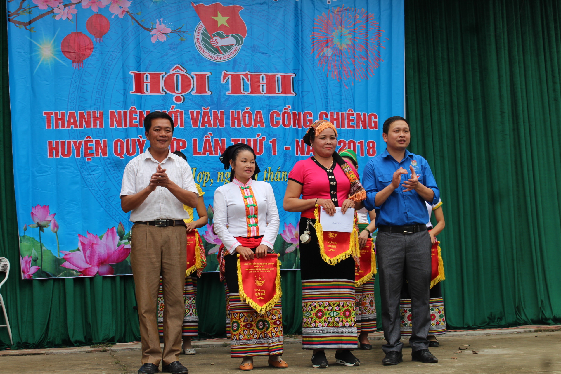Ban tổ chức trao giải nhất cho đội xã Châu Thái. Ảnh: Phan Giang 