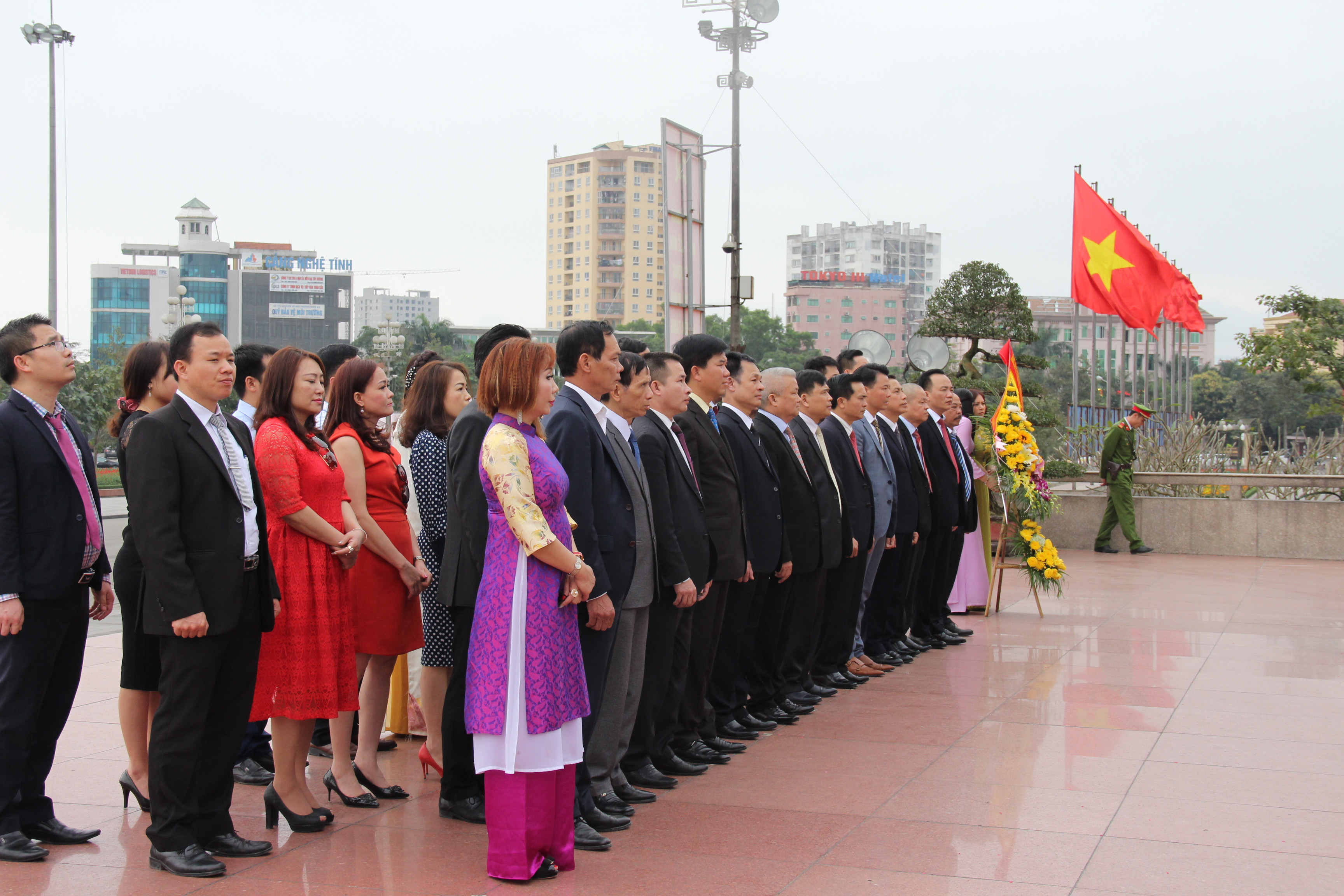 Đoàn đại biểu thành kính làm lễ trước tượng đài Bác Hồ.