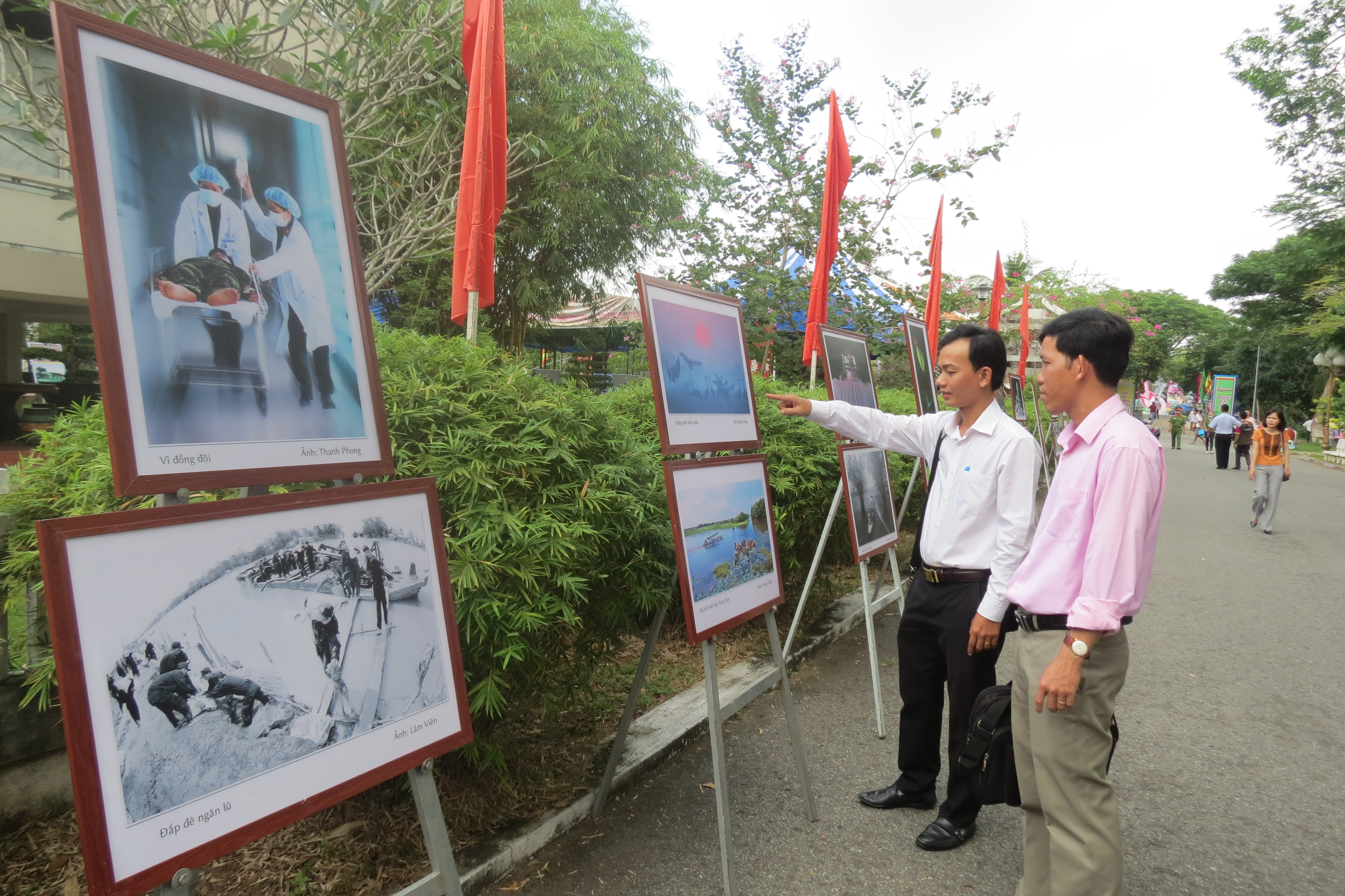 Du khách tham quan triển lãm tại Khu di tích Nguyễn Sinh Sắc. Ảnh: Đồng Phú