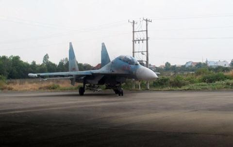 Tiêm kích Su-30MK2 Việt Nam mang tên lửa đối không và pod tác chiến điện tử. Ảnh QĐND