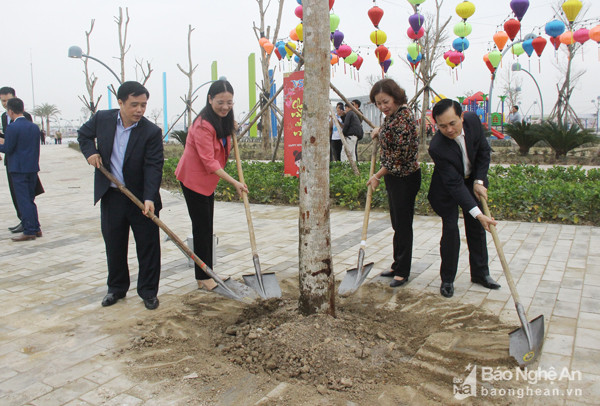 Các đồng chí lãnh đạo tỉnh tham gia trồng cây sau lễ phát động
