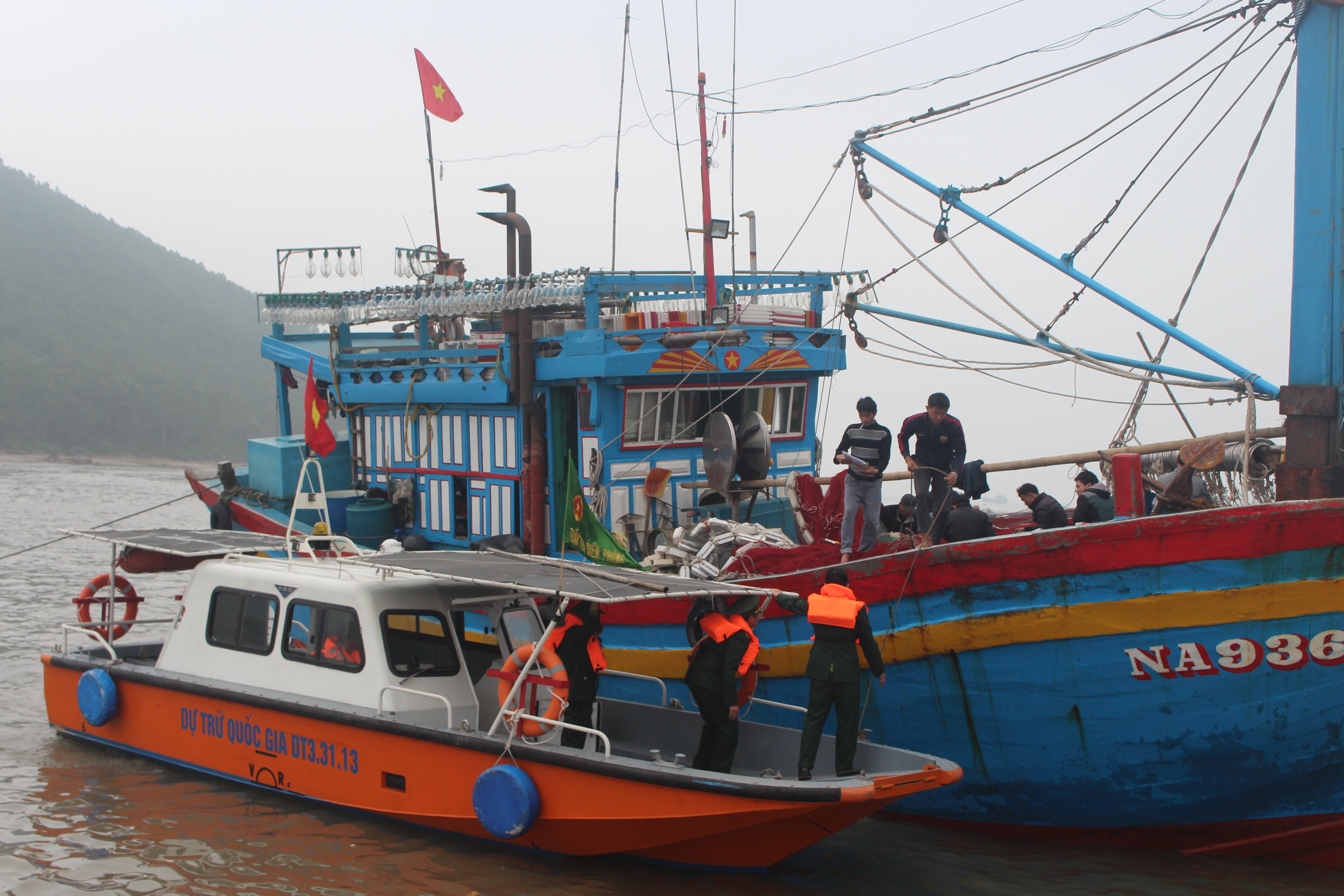 Lực lượng chức năm kiểm tra giấy tờ và các trang thiết bị của ngư dân trước khi ra khơi. Ảnh: Thanh Toàn