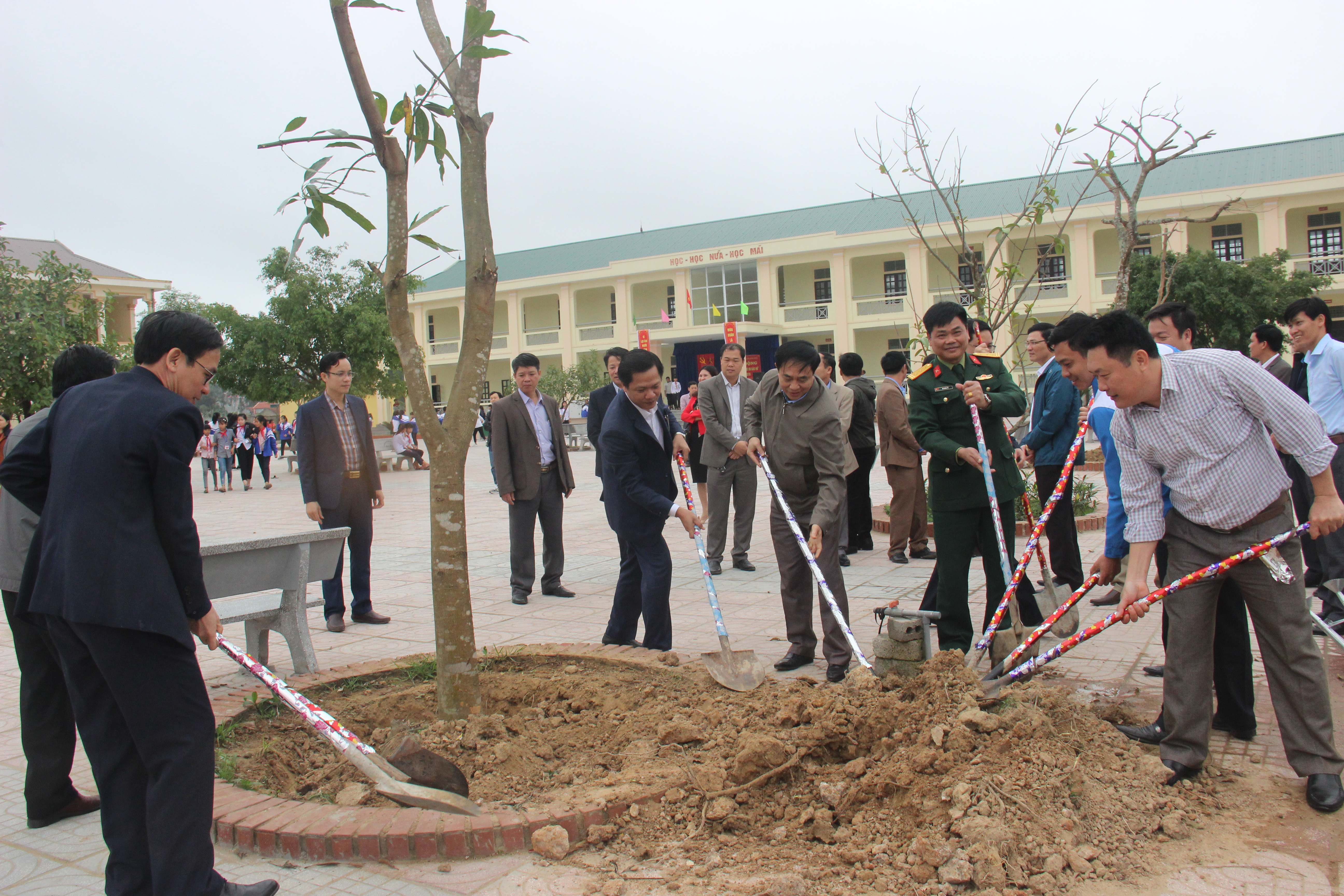 Lãnh đạo thị xã Hoàng Mai trồng cây tại Trường THCS Quỳnh Lập. Ảnh: Đình Trang