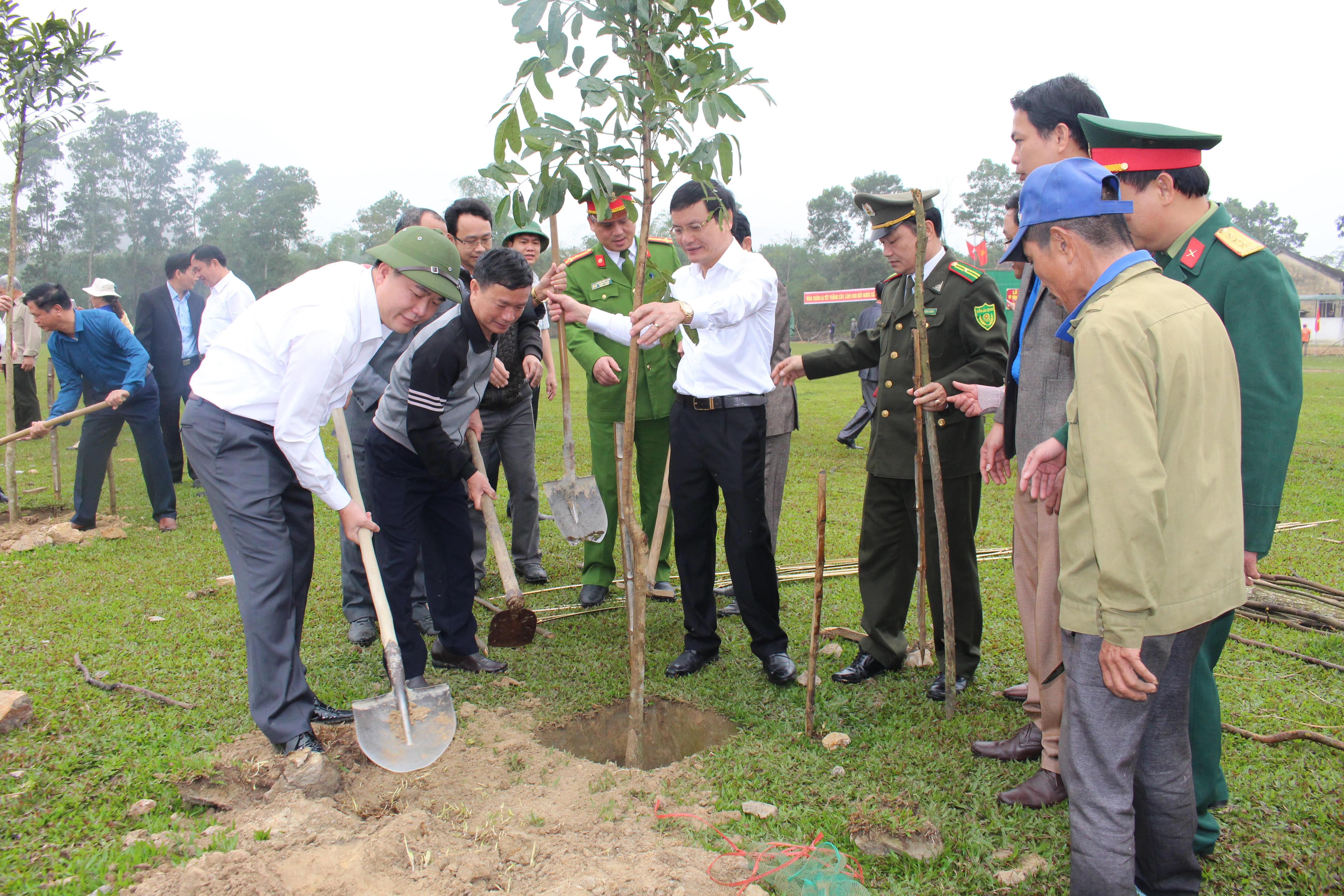 Lãnh đạo huyện Anh Sơn trồng cây tại thôn 9 xã Tường Sơn