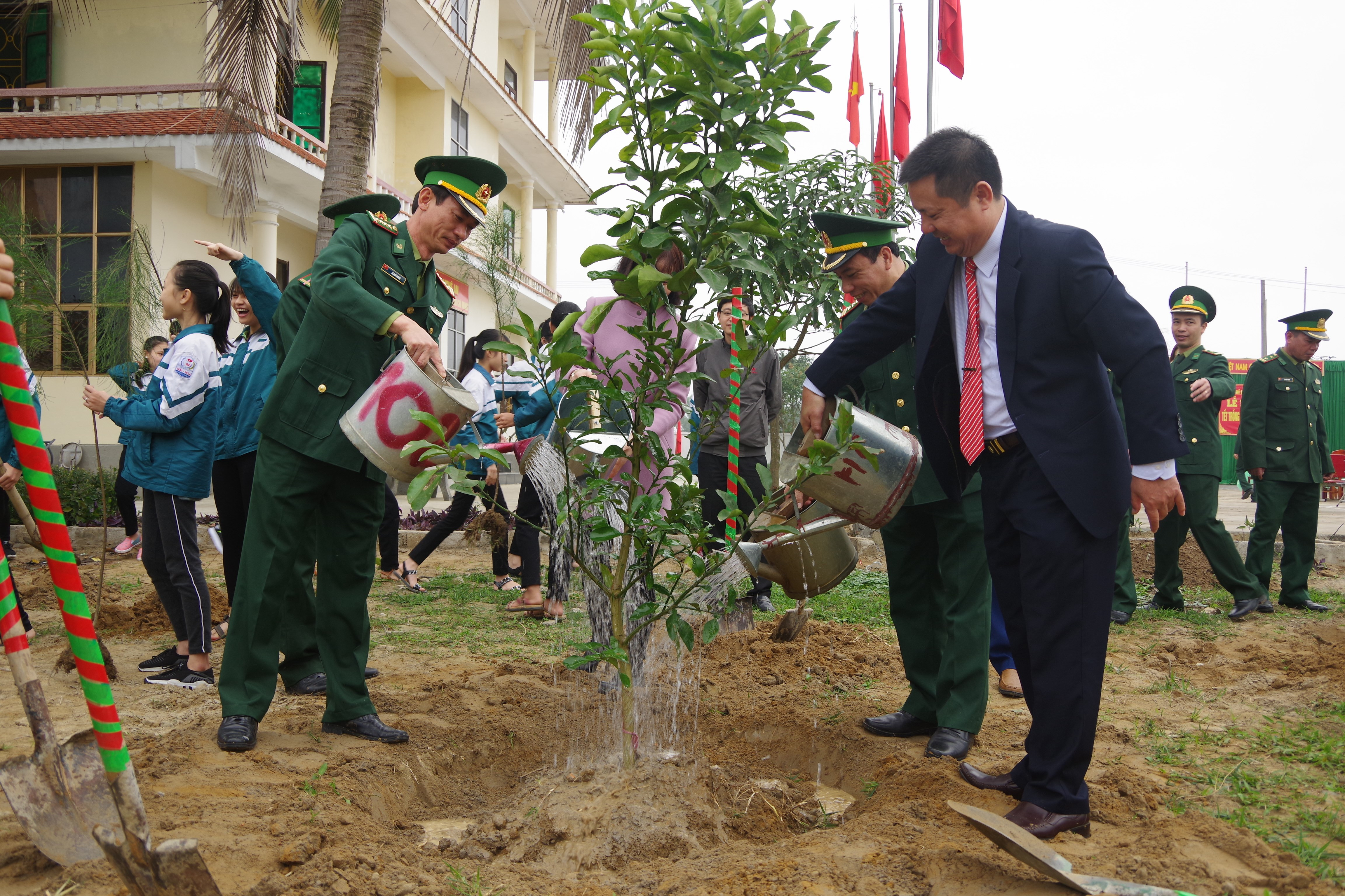 Lãnh đạo Bộ chỉ huy BĐBP tỉnh và địa phương trồng cây đầu xuân Mậu Tuất. Ảnh: Hải Thượng