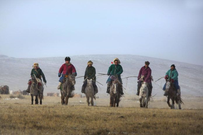 Bạn đã từng thán phục hình ảnh đất nước Mông Cổ hiện lên trong bộ phim “Thành Cát Tư Hãn”. Những chiến binh cưỡi ngựa điêu luyện và biết điều khiển đại bàng. Những điều đó không chỉ có trên phim đâu nhé, đến nay ở đất nước này. Người ta vẫn còn duy trì nét văn hóa biết cưỡi ngựa, bắn cung và điều khiển chim đại bàng – còn được gọi là “thủ lĩnh bầu trời” ở Mông Cổ. Các trẻ em sống trên vùng thảo nguyên vào khoảng 14-15 tuổi sẽ được những người đàn ông lớn tuổi hơn trong gia đình truyền lại cách điều khiển ngựa và tập cách bắn cung.  Nguồn : https://bloganchoi.com/mong-co-dat-nuoc-du-muc-trong-huyen-thoai/ 
