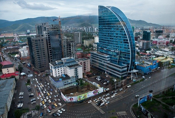 Thành phố Ulaanbaatar:  Ulaanbaatar (hay còn gọi là Ulan Bator), nằm cạnh bờ sông Tuul, là thủ đô và là thành phố lớn nhất Mông Cổ. Ulaanbaatar có thể là thành phố lạnh nhất trên thế giới. Du khách có thể tham quan khu mua sắm sang trọng gần quảng trường Sukhbaatar, chiêm ngưỡng tòa tháp Blue Skype cao nhất nước và nghỉ ngơi tại khách sạn Shangri-La có tới 290 phòng. Khách sạn này vừa được khai trương hồi tháng 6 năm nay nhằm giải quyết tình trạng khan hiếm khách sạn sang trọng trong thành phố.