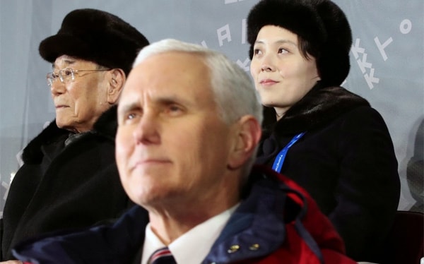 Phó Tổng thống Mỹ Mike Pence ngồi gần trưởng đoàn đại biểu Triều Tiên Kim Jong Nam và bà Kim Yo Jong, em gái Chủ tịch Kim Jong Un, tại lễ khai mạc Olympic ở Pyeongchang, Hàn Quốc. (Ảnh: Yonhap/Reuters)