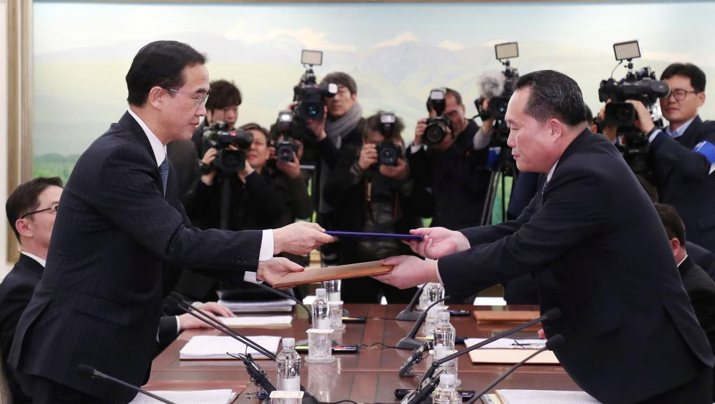 Ngay từ những ngày đầu năm mới 2018, quan hệ liên Triều đã có những tín hiệu tốt đẹp khi quan chức đại diện hai miền bán đảo Triều Tiên đã chính thức gặp nhau lần đầu tiên trong hơn hai năm, sau nhiều tháng căng thẳng liên tục leo thang vì hạt nhân và tên lửa.