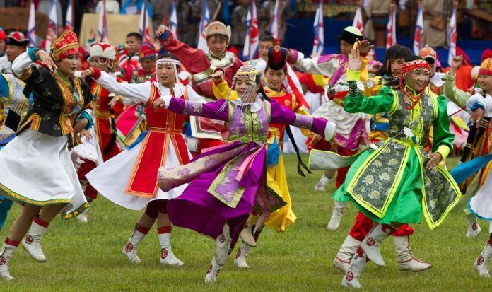 lễ hội truyền thống của người Mông Cổ có từ thời Thành Cát Tư Hãn và được duy trì đến nay. Lễ hội bao gồm nhiều trò chơi thú vị như đấu vật, cưỡi ngựa, bắn cung… Cũng đừng quên thưởng thức loại rượu Arkhi (hay còn gọi là Vodka Shimiin Arkhi), một loại rượu được làm từ sữa bò Tây Tạng lên men.  Nguồn : https://bloganchoi.com/mong-co-dat-nuoc-du-muc-trong-huyen-thoai/ 