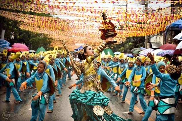 Đây là lễ hội nhảy múa mang nét văn hóa vô cùng đặc sắc, nổi tiếng tại Philippines. Lễ hội được diễn ra vào ngày chủ nhật thứ 3 của tháng 1 hàng năm. Đây là một lễ hội tôn giáo nhằm kỷ niệm những mốc lịch sử quan trọng trong tôn giáo của người dân Philippines.  Hầu hết các con phố nhỏ tại thành phố Cebu cho đến những vịnh đảo bao quanh khu vực, tất cả mọi người đều tổ chức đón mừng lễ hội trong một bầu không khí vui tươi và nhộn nhịp.