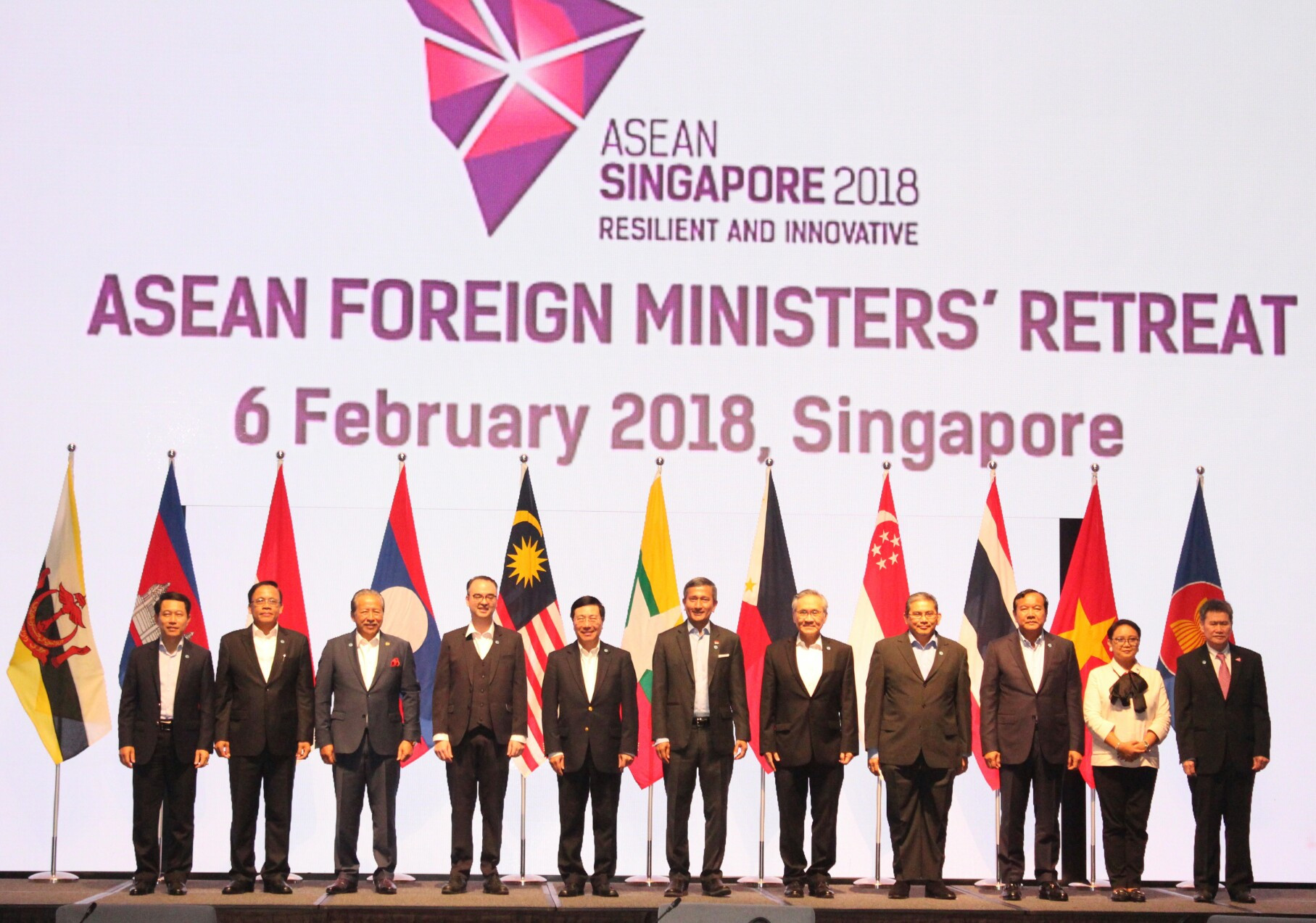 Tình hình Biển Đông trong tháng đầu của năm 2018 cũng tương đối lắng dịu. Tại Hội nghị hẹp Bộ trưởng Ngoại giao ASEAN diễn ra tại Singapore, các nước một lần nữa đã khẳng định lập trường về Biển Đông và nhất trí với đề xuất về triển khai đàm phán thực chất giữa ASEAN - Trung Quốc về Bộ Quy tắc ứng xử COC vào thời gian tới.