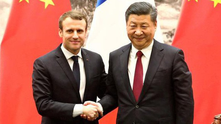 Tổng thống Pháp Emmanuel Macron đã có chuyến thăm cấp nhà nước tới Trung Quốc cùng với 50 lãnh đạo doanh nghiệp. Hai bên đã ký nhiều văn kiện hợp tác trong các lĩnh vực như hàng không vũ trụ, kỹ thuật số, tài chính ngân hàng... Chuyến thăm này được kỳ vọng sẽ mang lại bước phát triển lớn trong quan hệ giữa Trung Quốc với Pháp và EU. Trong ảnh: Tổng thống Pháp  Emmanuel Macron (trái) và Chủ tịch Trung Quốc Tập Cận Bình trong chuyến thăm Bắc Kinh của ông Macron. Ảnh: Reuters.