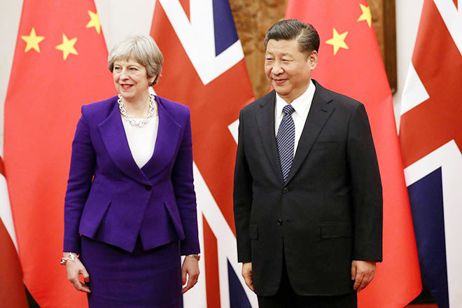 Chuyến thăm của bà Theresa May, Thủ tướng Anh đến Trung Quốc hồi đầu tháng 2 với một phái đoàn thương mại lớn nhất từ trước tới nay thể hiện kỳ vọng của Anh nhằm thu hút thêm đầu tư từ Trung Quốc, thúc đẩy xuất khẩu của Anh, đồng thời tính đến những quan hệ xa hơn giữa hai bên sau khi Anh rời Liên minh châu Âu (EU). Trong ảnh: Thủ tướng Anh Theresa May và Chủ tịch Trung Quốc Tập Cận Bình. Ảnh Reuters.