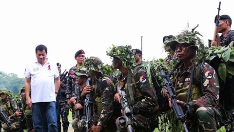 Tổng thống Philippines Rodrigo Duterte (áo trắng) đề xuất đưa quân đội nước này sang Trung Quốc huấn luyện chống khủng bố. 