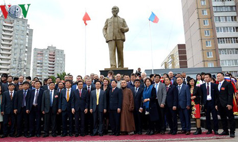 Lãnh đạo tỉnh Nghệ An và các đại biểu, bà con người Việt tự hào đứng dưới bức tượng Bác Hồ khánh thành tại Ulyanovsk, Liên bang Nga năm vào tháng 6/2017. Ảnh VOV