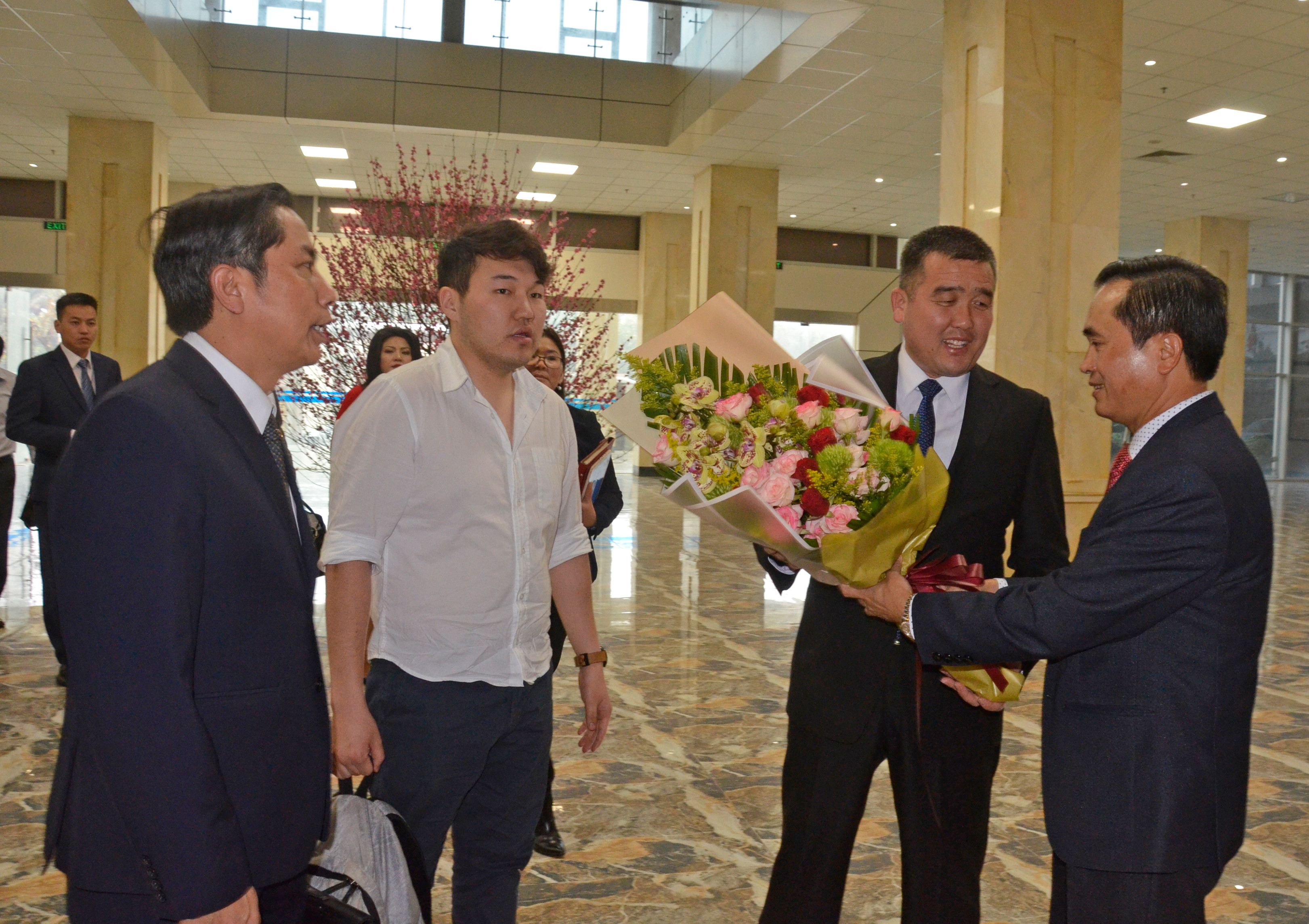 Phó Chủ tịch UBND tỉnh Lê Ngọc Hoa tặng hoa chúc mừng đoàn công tác tỉnh Nam Gobi, Mông Cổ sang thăm và làm việc tại tỉnh Nghệ An