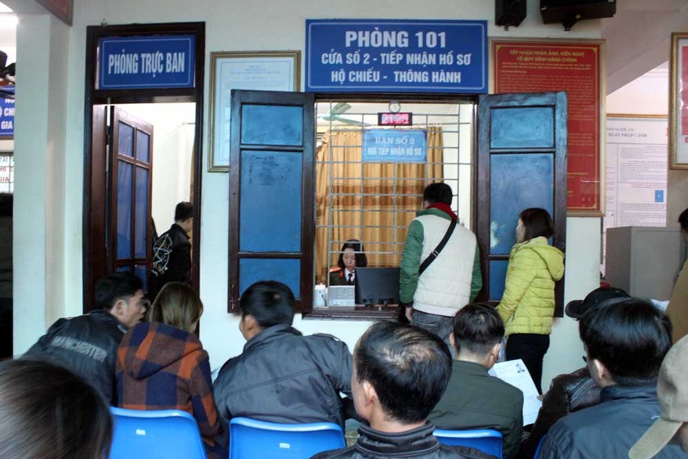 Người dân ngồi chờ làm thủ tục. Ảnh: Mỹ Hà