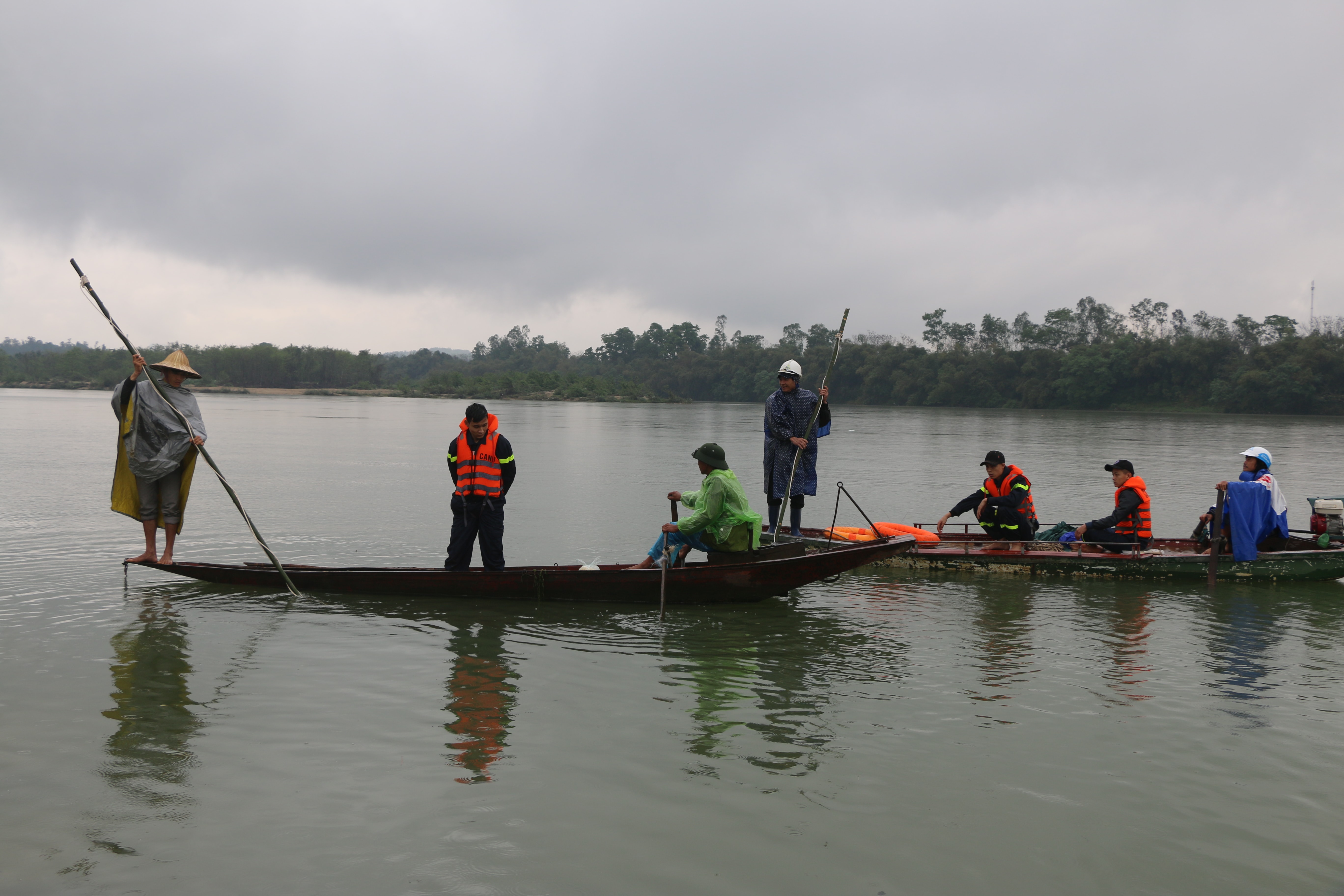 Lực lượng chức năng đang tìm kiếm ông Phú trên sông Lam. Ảnh: Hữu Hoàn