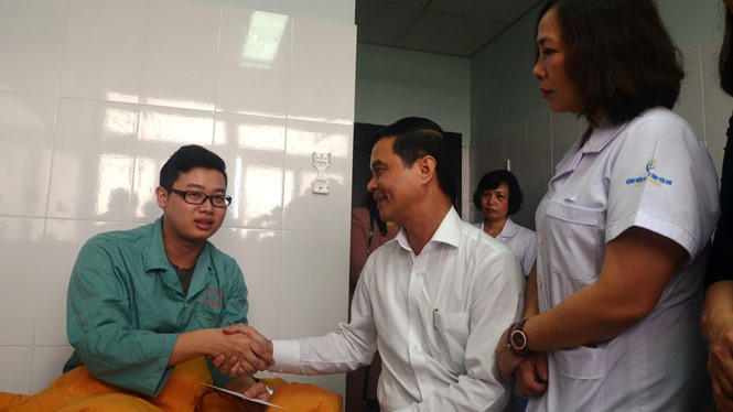 Lãnh đạo tỉnh Yên Bái thăm bác sĩ bị người nhà bệnh nhân hành hung tại Bệnh viện Sản - Nhi.