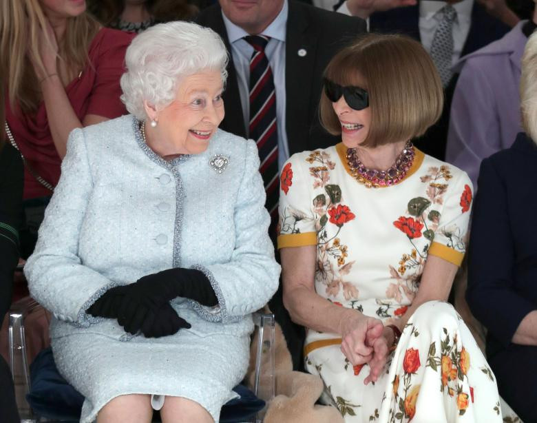 Nữ hoàng Elizabeth ngồi bên cạnh Tổng biên tập Vogue Anna Wintour khi họ xem chương trình đường băng của Richard Quinn trước khi giới thiệu với ông giải Queen Elizabeth II về thiết kế của Anh khi cô đến London Fashion Week.