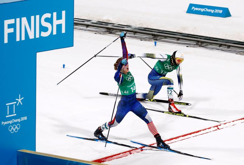 Jessica Diggins của Mỹ phản ứng khi cô vượt qua được đích để giành chiến thắng trước Stina Nilsson của Thụy Điển trong đội trượt tuyết xuyên quốc gia chạy nước rút tại Pyeongchang. 