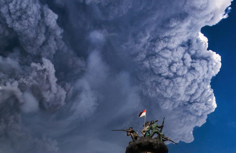 Ash từ núi lửa Núi Sinabung tăng lên đến độ cao khoảng 5.000 mét trong thời kỳ phun trào khi nhìn thấy từ thị trấn Brastagi ở Karo, Bắc Sumatra, Indonesia