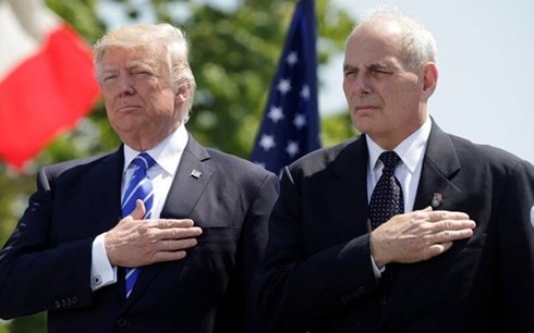 Chánh văn phòng Nhà Trắng John Kelly (bìa phải) và Tổng thống Mỹ Donald Trump. Ảnh: Japan Times.