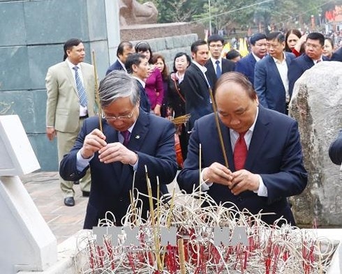 Thủ tướng Nguyễn Xuân Phúc và đồng chí Trần Quốc Vượng dâng hương tưởng niệm Hoàng đế Quang Trung.