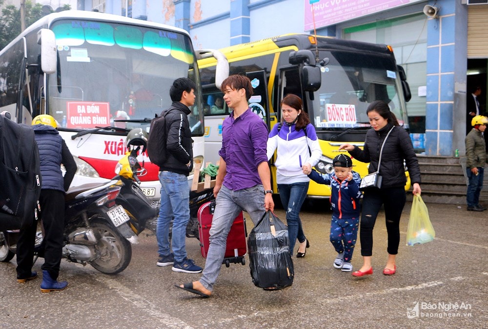 Sau Tết, nhiều công ty ở miền Nam, miền Bắc chủ động thuê xe chở công nhân để kịp ngày làm. Ảnh: tư liệu