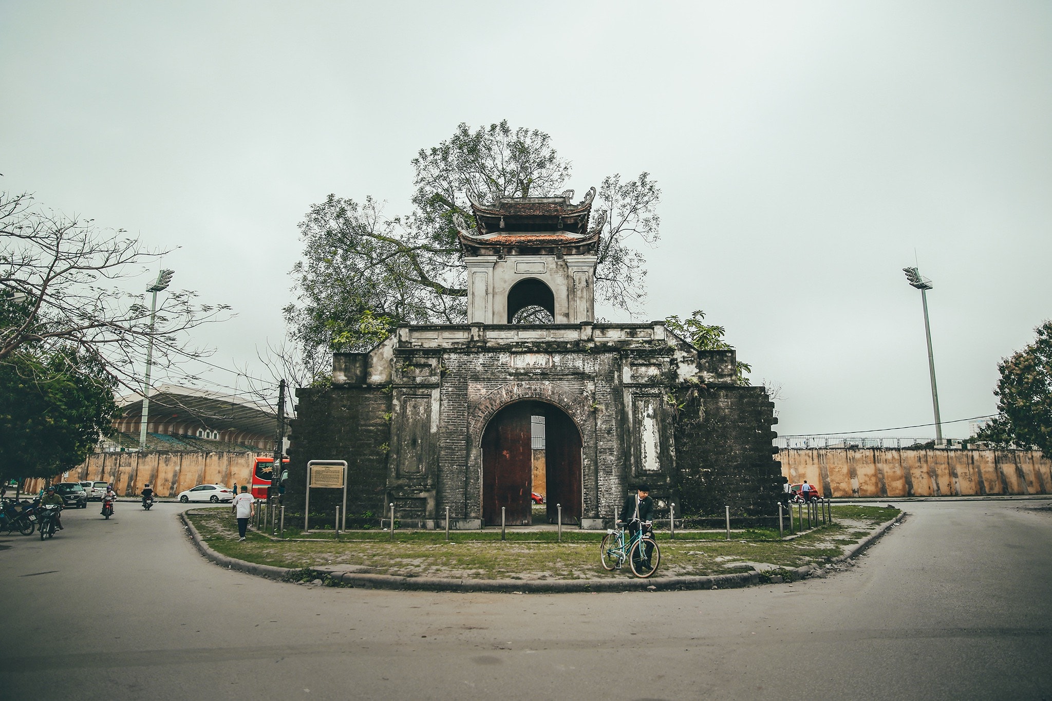 Nằm trên phường Cửa Nam (TP Vinh), Tiền Môn là cổng thành nguyên vẹn hơn cả so với hai cổng còn lại. Theo sử sách, năm 1803 Gia Long ra Bắc, chọn làng Vĩnh Yên nằm phía tây bắc Dũng Quyết (khu vực thành cổ bây giờ) xây trấn sở. Ảnh: Hải Vương