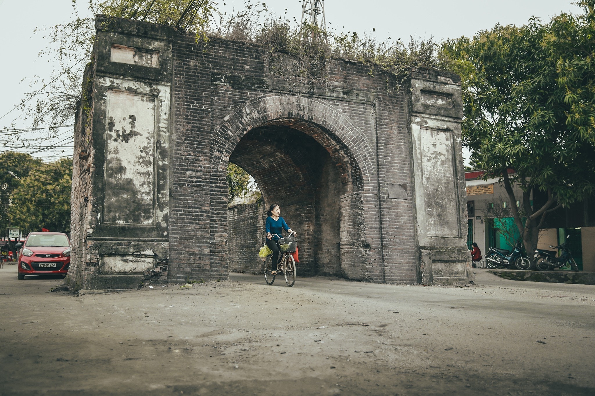 Cổng Hữu Môn nằm ở phường Đội Cung, cách hai cổng Tiền và Tả nửa cây số. Cửa thành nằm trên trục đường Đào Tấn và được vận dụng làm một làn đường để người tham gia giao thông qua lại. Ảnh Hải Vương